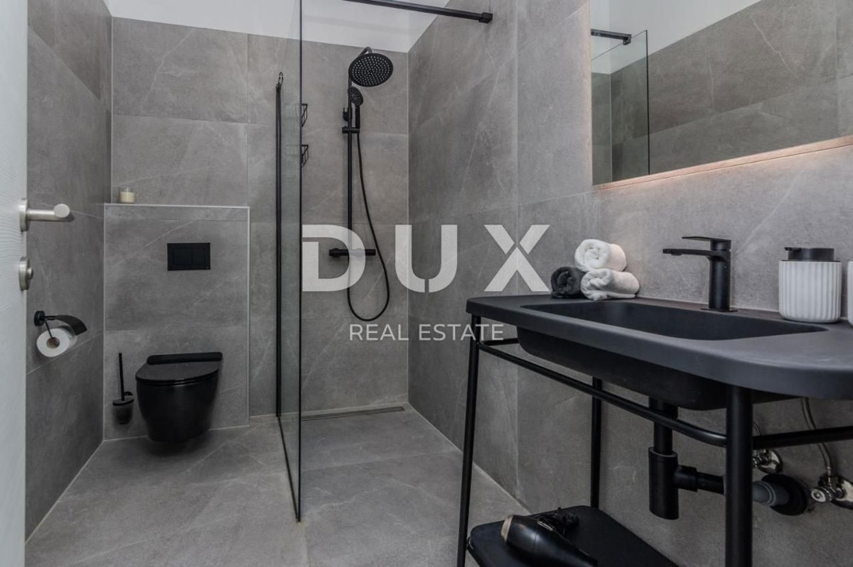 ZADAR, ZATON - Moderna casa a schiera in prima fila al mare A