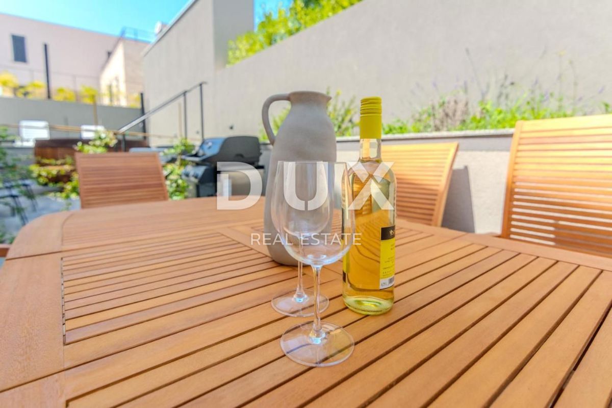 ZADAR, ZATON - Moderna casa a schiera in prima fila al mare A