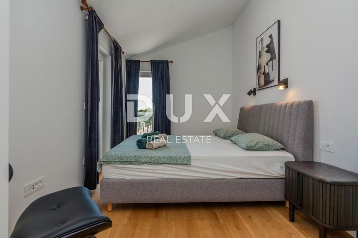 ZADAR, ZATON - Moderna casa a schiera in prima fila al mare A