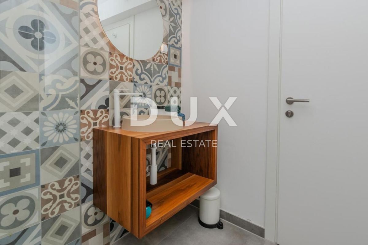 ZADAR, ZATON - Moderna casa a schiera in prima fila al mare A