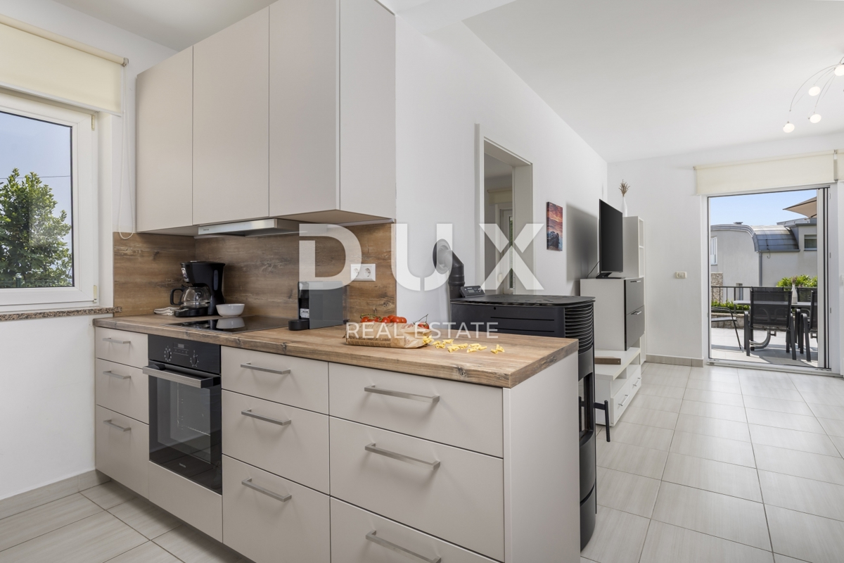 OPATIJA, IČIĆI - appartamento 70m2 con terrazza, vista mare, giardino e piscina comune