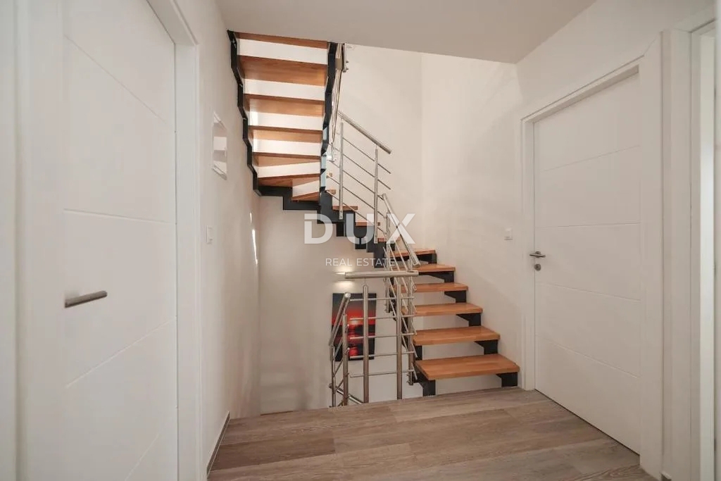 ATTRAZIONE - VILLA, MARE, PISCINA, JACUZZI SUL TETTO, POSIZIONE ECCEZIONALE - OCCASIONE!