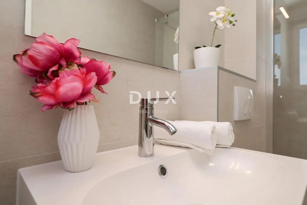 ATTRAZIONE - VILLA, MARE, PISCINA, JACUZZI SUL TETTO, POSIZIONE ECCEZIONALE - OCCASIONE!