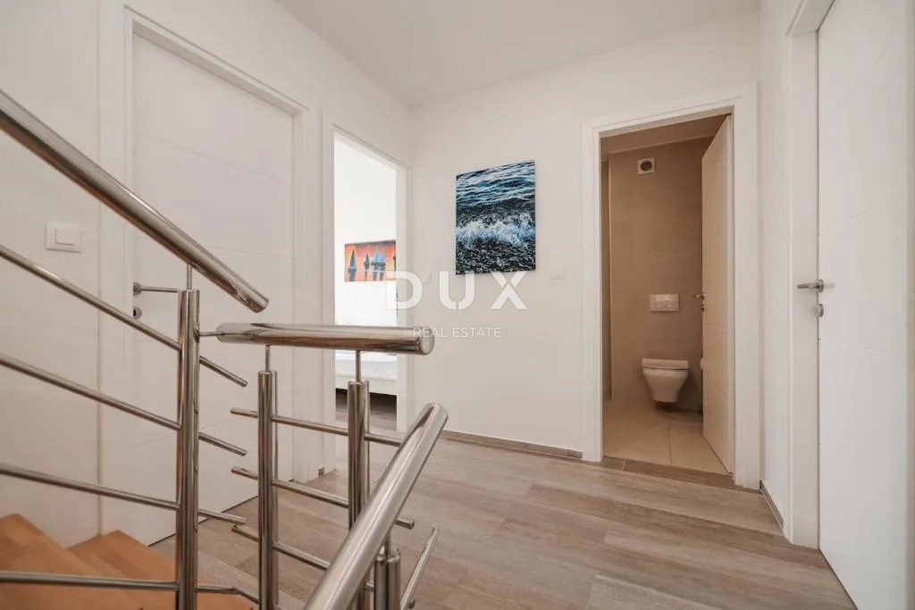 ATTRAZIONE - VILLA, MARE, PISCINA, JACUZZI SUL TETTO, POSIZIONE ECCEZIONALE - OCCASIONE!