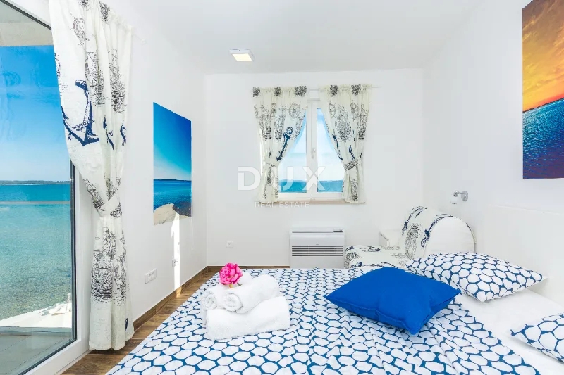 ATTRAZIONE - VILLA, MARE, PISCINA, JACUZZI SUL TETTO, POSIZIONE ECCEZIONALE - OCCASIONE!