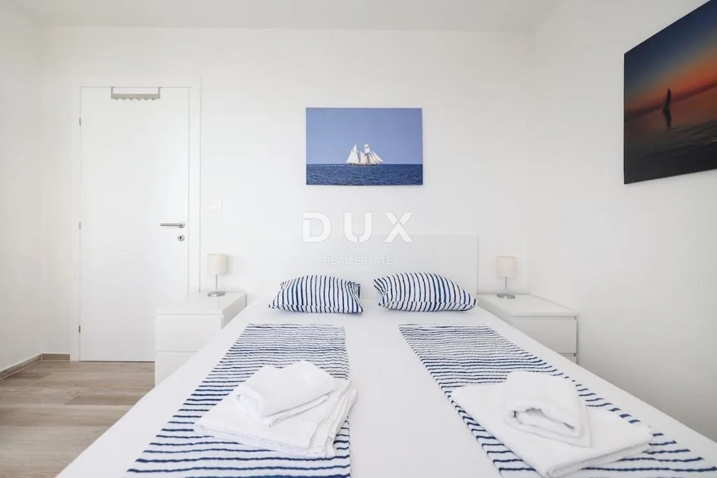 ATTRAZIONE - VILLA, MARE, PISCINA, JACUZZI SUL TETTO, POSIZIONE ECCEZIONALE - OCCASIONE!