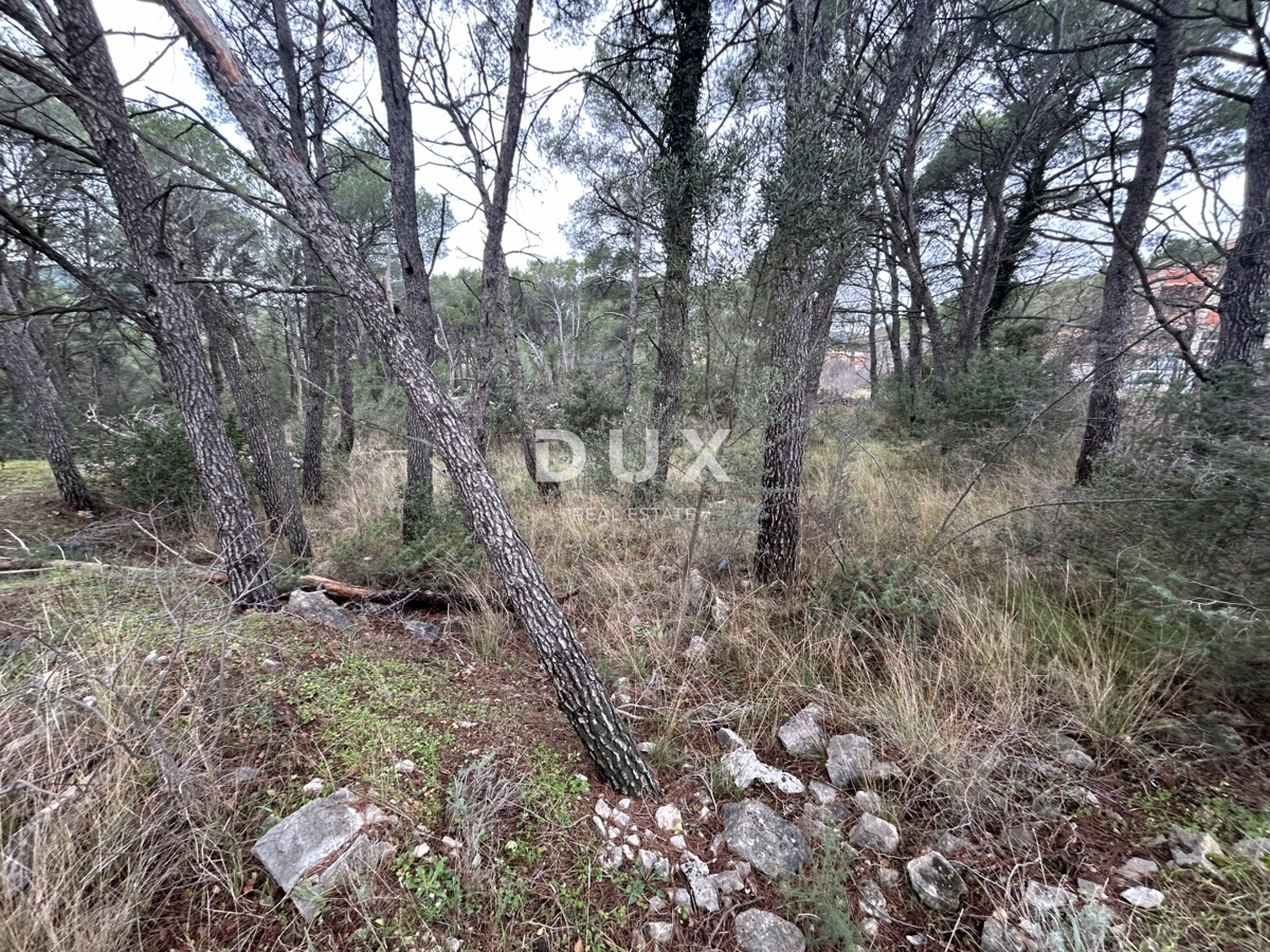 ŠIBENIK, JURASI – Terreno edificabile ai margini della zona edificabile