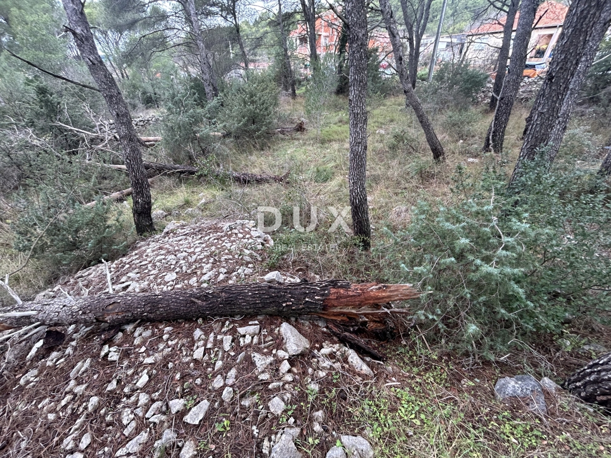 ŠIBENIK, JURASI – Terreno edificabile ai margini della zona edificabile