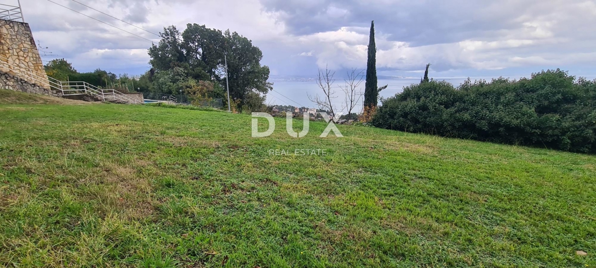 ABBAZIA, LOVRAN - terreno edificabile di 1220m2 con vista panoramica sul mare per edilizia residenziale - appartamenti/case familiari/ville in affitto con piscina