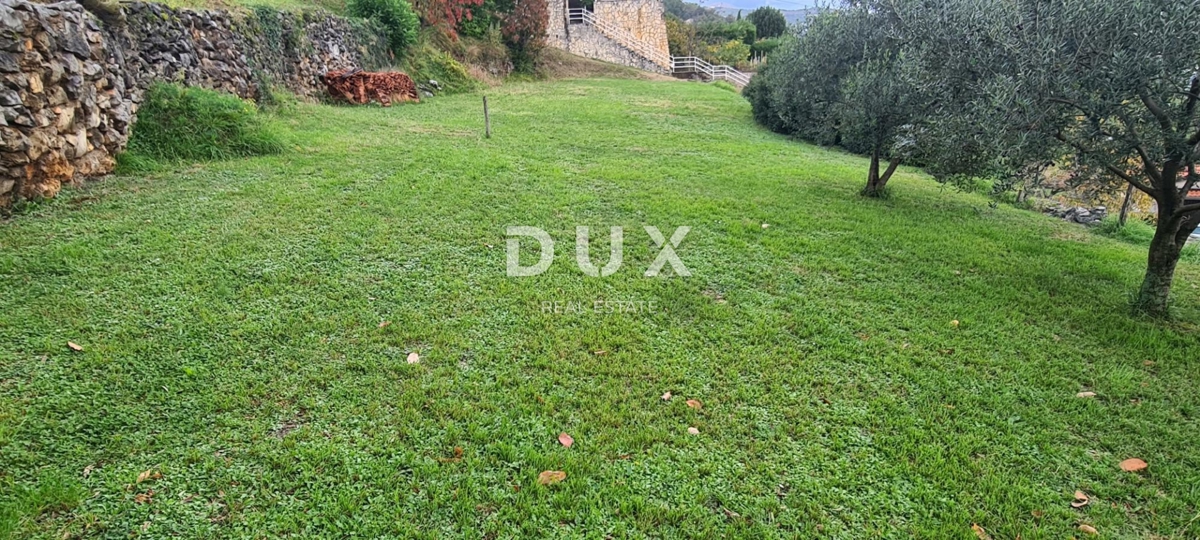 ABBAZIA, LOVRAN - terreno edificabile di 1220m2 con vista panoramica sul mare per edilizia residenziale - appartamenti/case familiari/ville in affitto con piscina