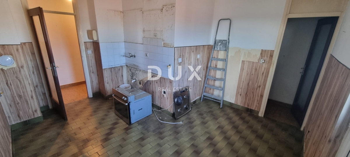 ISTRIA, POLA - Appartamento da ristrutturare in posizione ricercata!