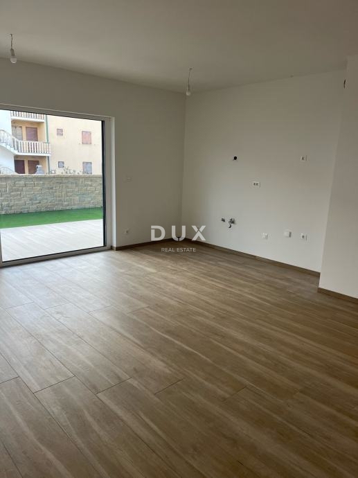 ISOLA DI PAG, POVLJANA - Appartamento con giardino a 100 m dal mare!