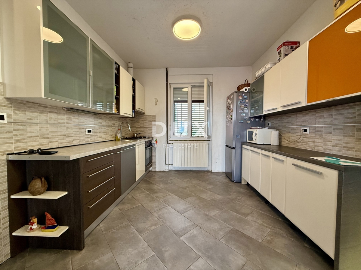 RIJEKA, DONJI ZAMET - 2 camere da letto, giardino, parcheggio, posizione, nuova facciata e tetto!