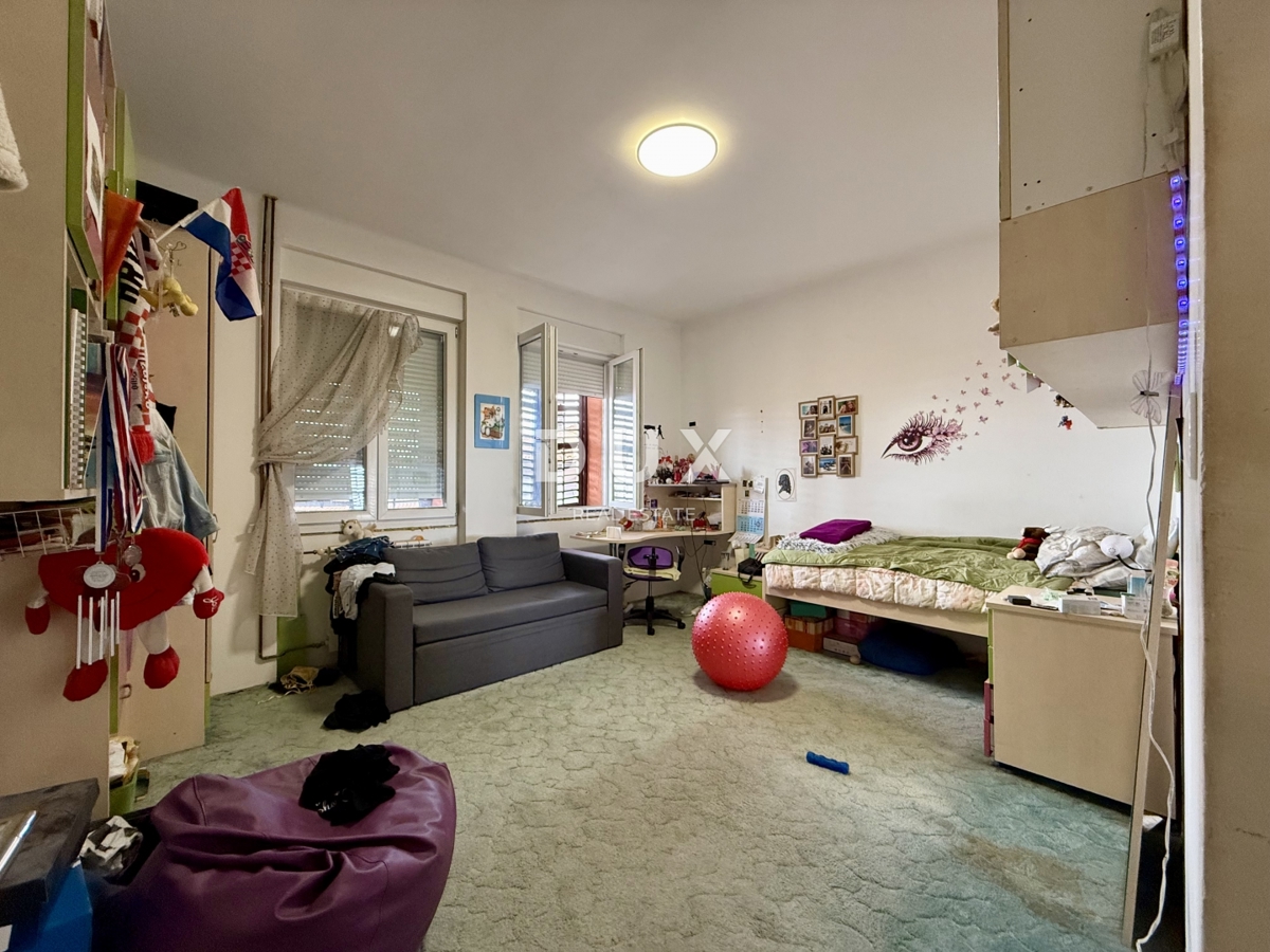 RIJEKA, DONJI ZAMET - 2 camere da letto, giardino, parcheggio, posizione, nuova facciata e tetto!