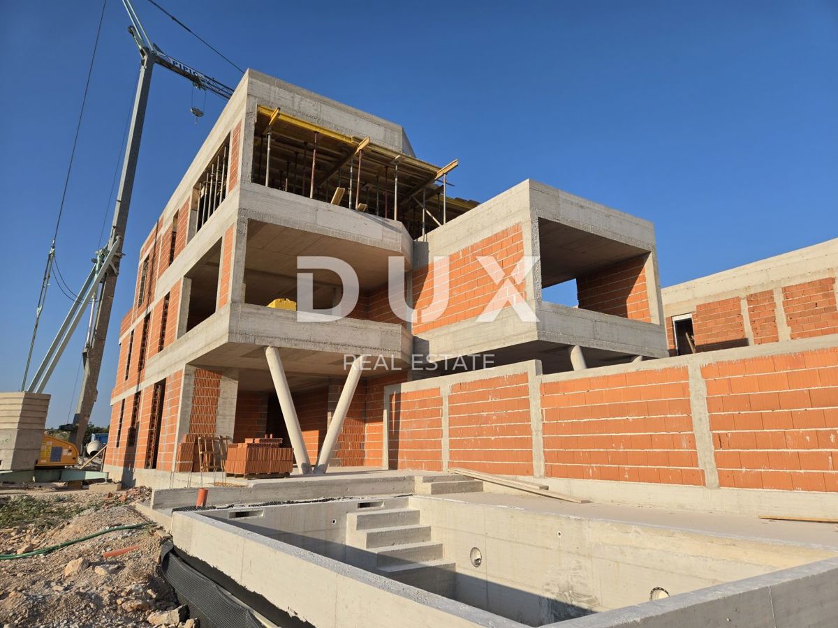 ŠIBENIK, VODICE - Un'elegante oasi al piano terra con giardino privato e piscina, ideale per una vita tranquilla in riva al mare.