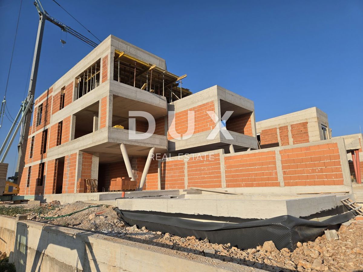 ŠIBENIK, VODICE - Un'elegante oasi al piano terra con giardino privato e piscina, ideale per una vita tranquilla in riva al mare.