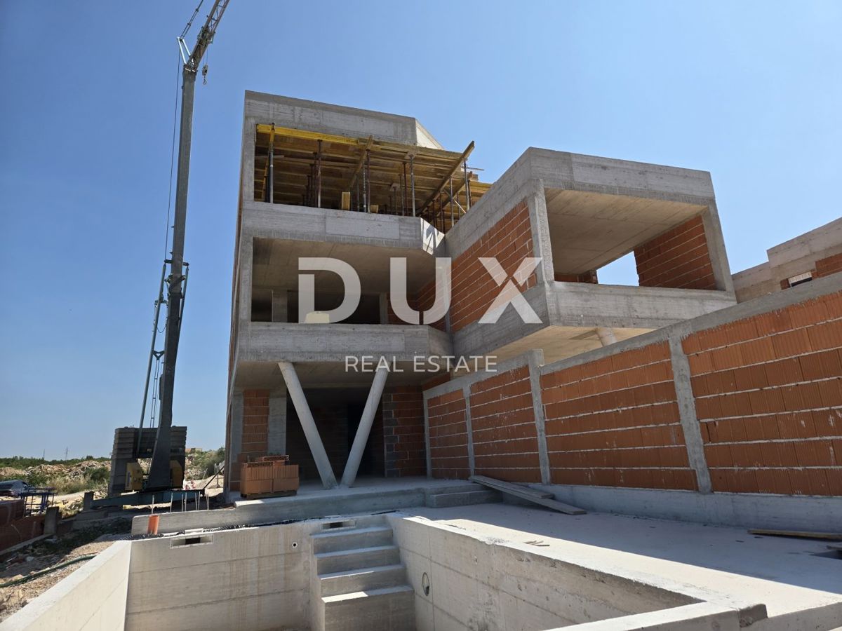 ŠIBENIK, VODICE - Un'elegante oasi al piano terra con giardino privato e piscina, ideale per una vita tranquilla in riva al mare.