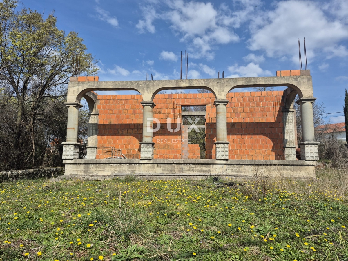 ISOLA DI KRK, DOBRINJ - Casa indipendente in costruzione in vendita a prezzo ridotto.