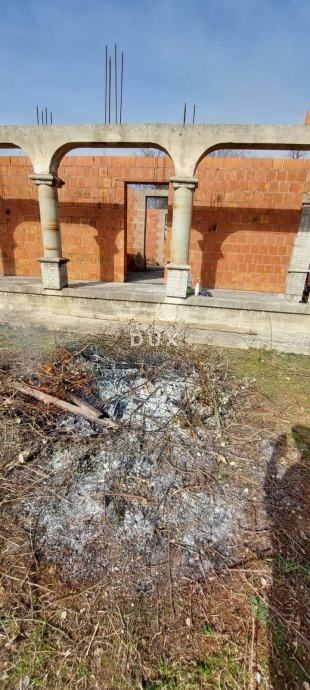 ISOLA DI KRK, DOBRINJ - Casa indipendente in costruzione in vendita a prezzo ridotto.