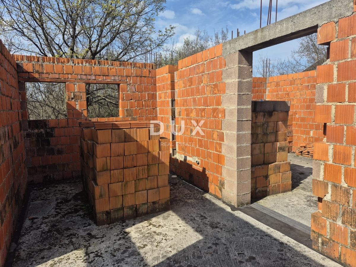 ISOLA DI KRK, DOBRINJ - Casa indipendente in costruzione in vendita a prezzo ridotto.