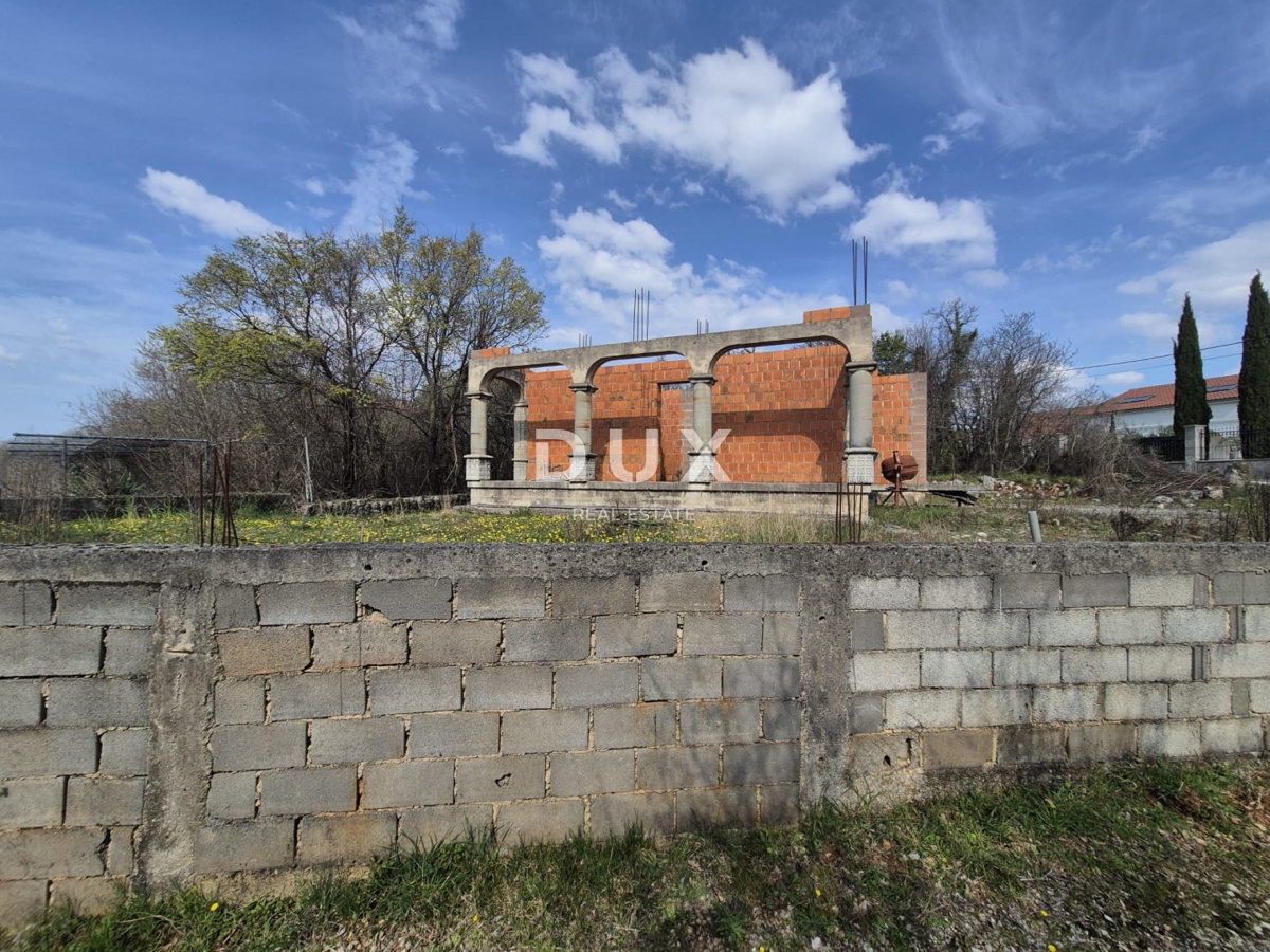 ISOLA DI KRK, DOBRINJ - Casa indipendente in costruzione in vendita a prezzo ridotto.