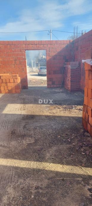 ISOLA DI KRK, DOBRINJ - Casa indipendente in costruzione in vendita a prezzo ridotto.