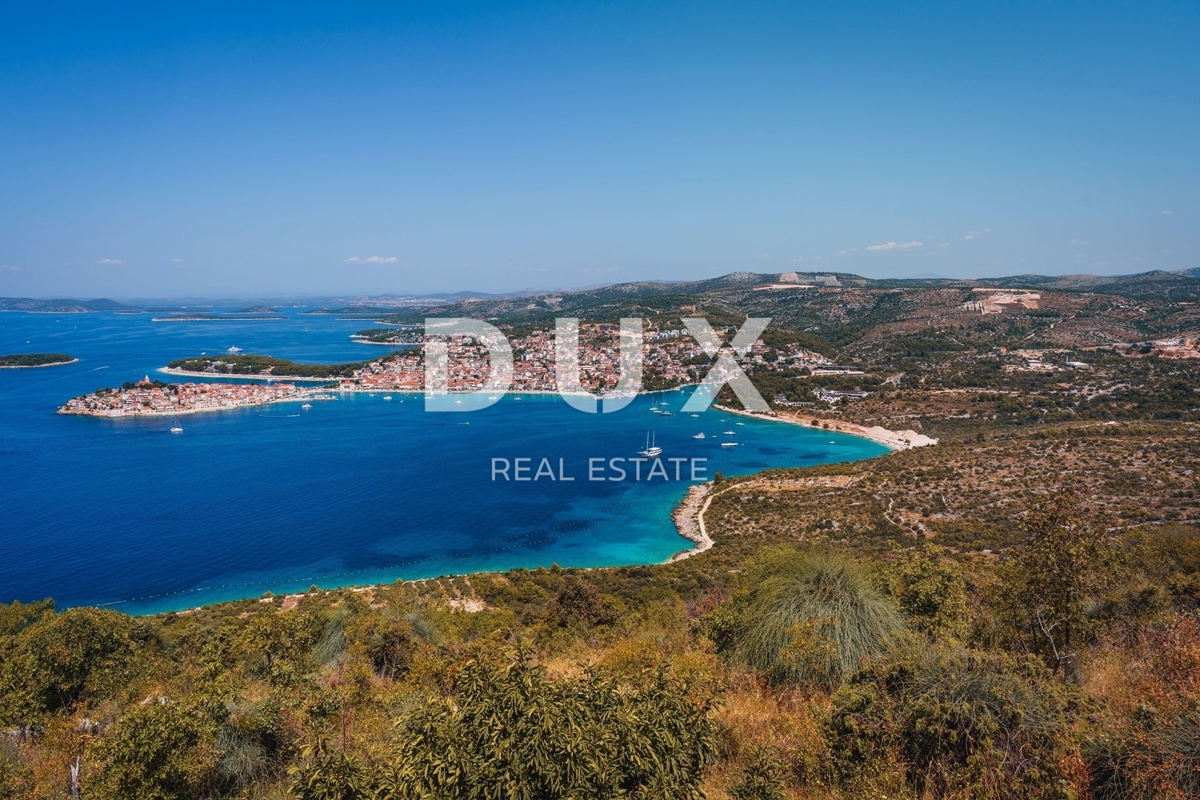 DALMATIA, PRIMOŠTEN - Terreno edificabile con permesso di costruzione + parte agricola