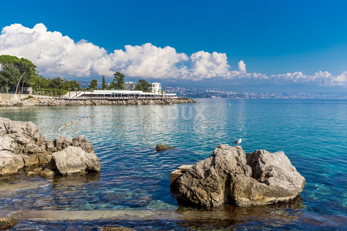 OPATIJA, BREGI - Nuova villa in stile mediterraneo con due unità abitative, piscina, foresteria, taverna e parco giochi per bambini