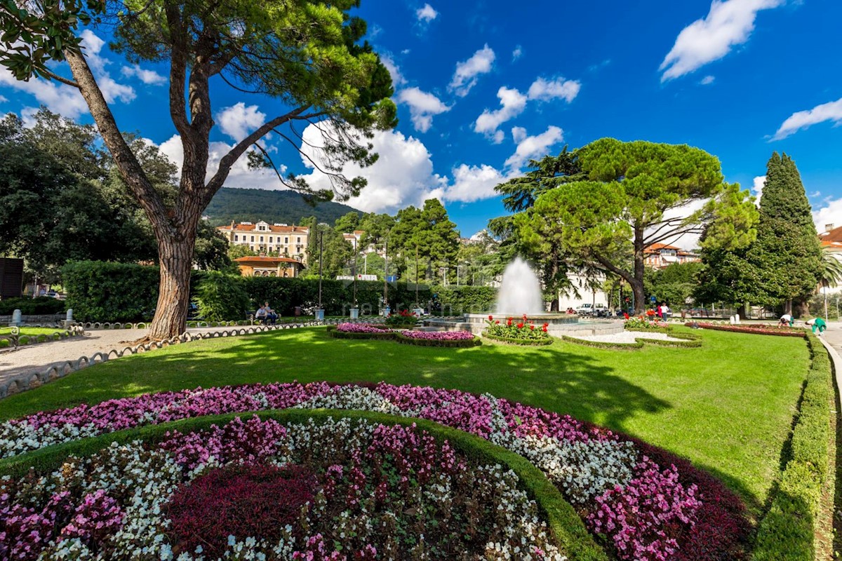 OPATIJA, BREGI - Nuova villa in stile mediterraneo con due unità abitative, piscina, foresteria, taverna e parco giochi per bambini