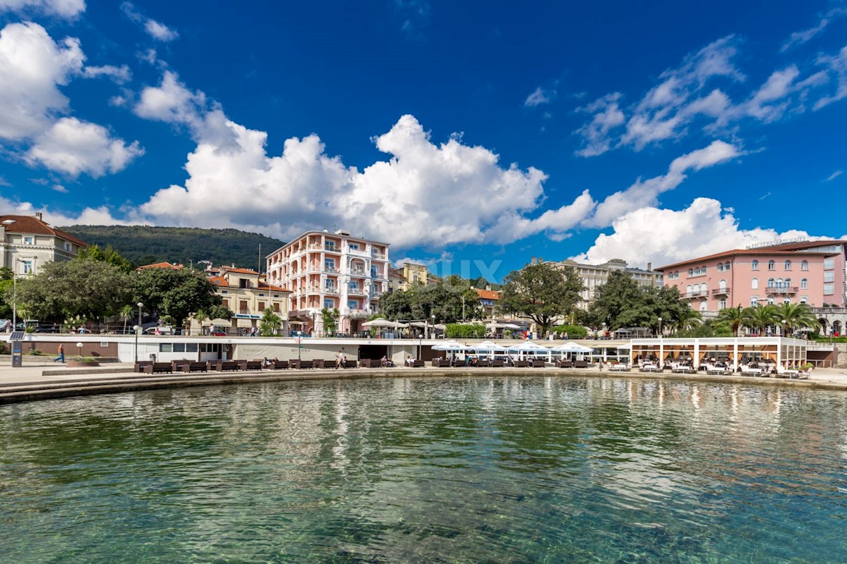 OPATIJA, BREGI - Nuova villa in stile mediterraneo con due unità abitative, piscina, foresteria, taverna e parco giochi per bambini