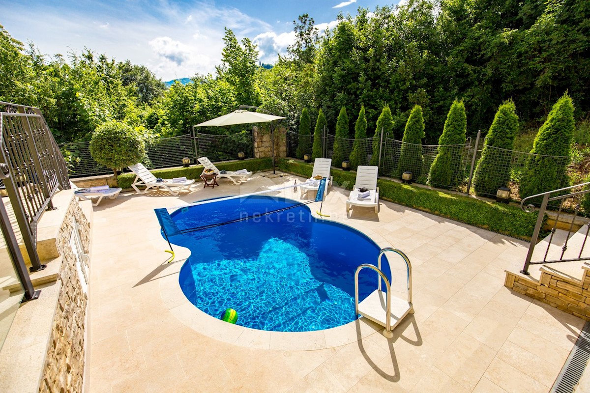 OPATIJA, BREGI - Nuova villa in stile mediterraneo con due unità abitative, piscina, foresteria, taverna e parco giochi per bambini