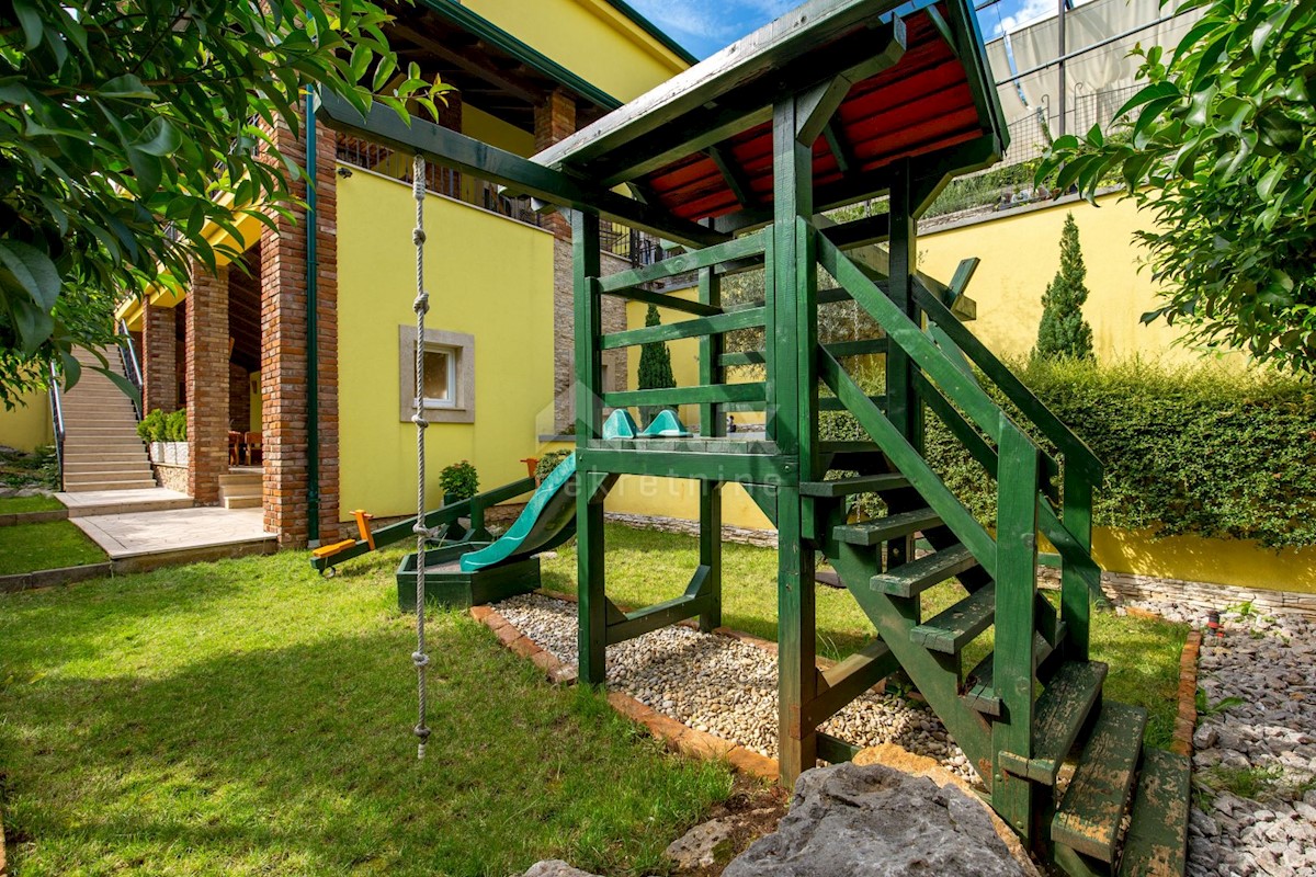 OPATIJA, BREGI - Nuova villa in stile mediterraneo con due unità abitative, piscina, foresteria, taverna e parco giochi per bambini