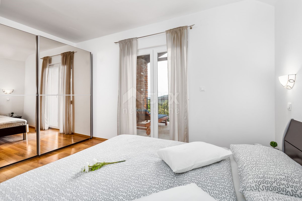 OPATIJA, BREGI - Nuova villa in stile mediterraneo con due unità abitative, piscina, foresteria, taverna e parco giochi per bambini