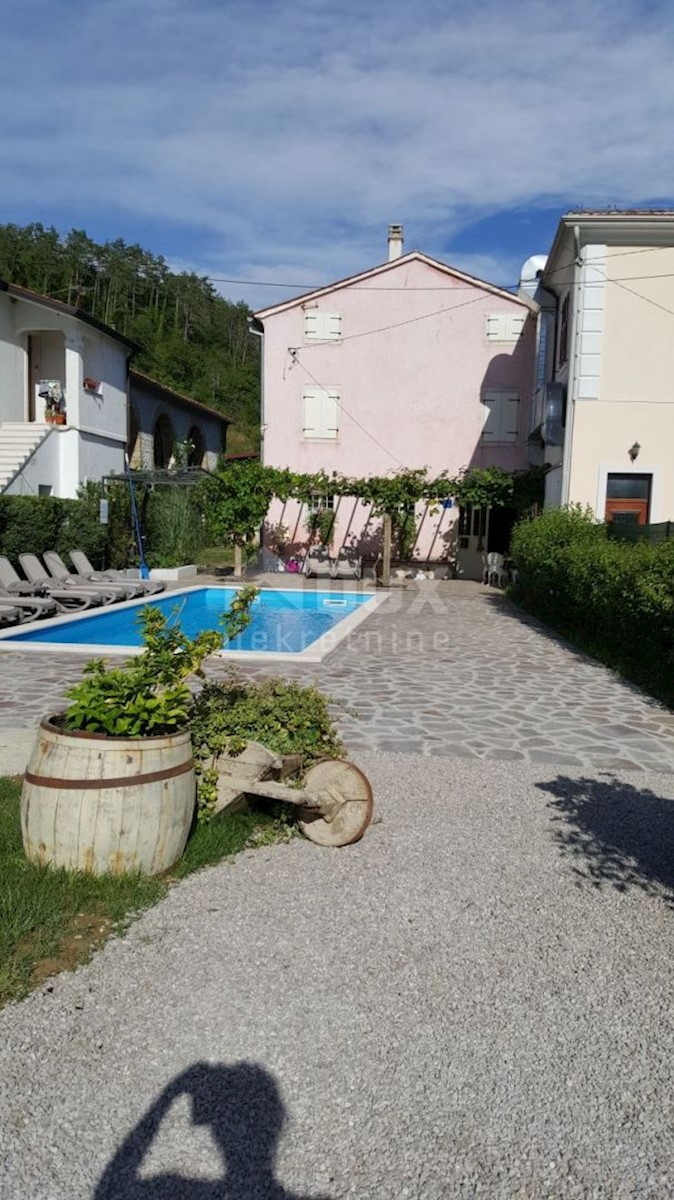 ISTRIA, OPRTALJ, LIVADE - casa con piscina e vista su Montona!