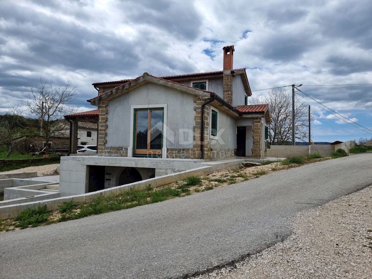 ISTRIA, PAZIN - Casa indipendente con piscina