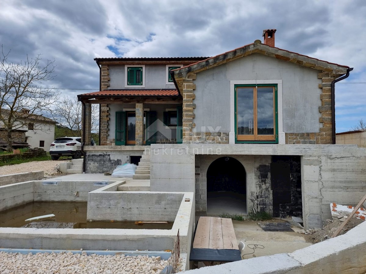 ISTRIA, PAZIN - Casa indipendente con piscina