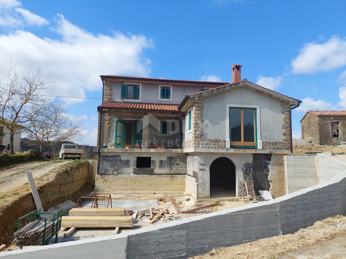 ISTRIA, PAZIN - Casa indipendente con piscina