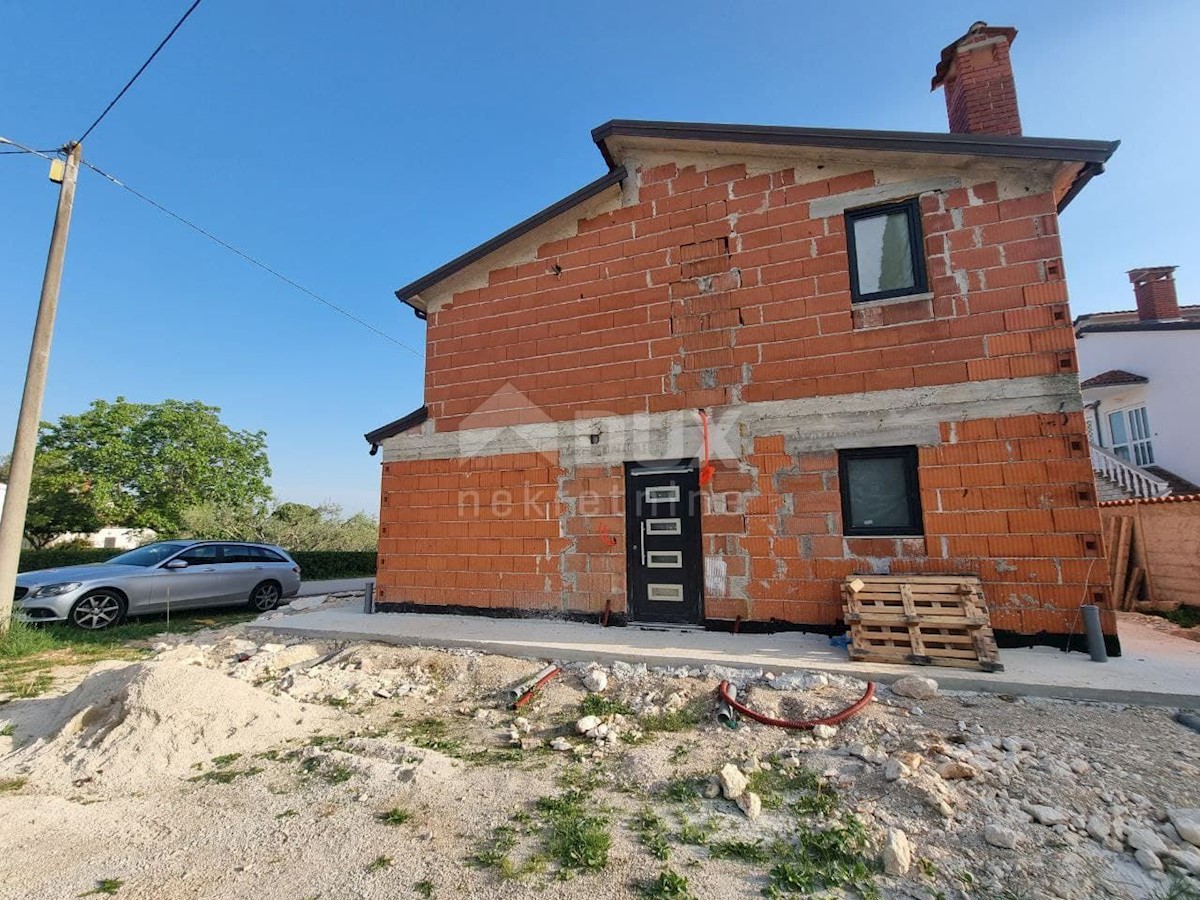 ISTRIA, POREČ - Casa in costruzione con due appartamenti e una piscina