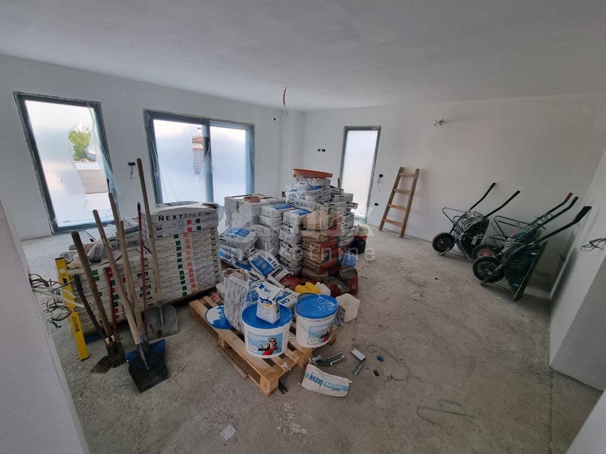 ISTRIA, POREČ - Casa in costruzione con due appartamenti e una piscina