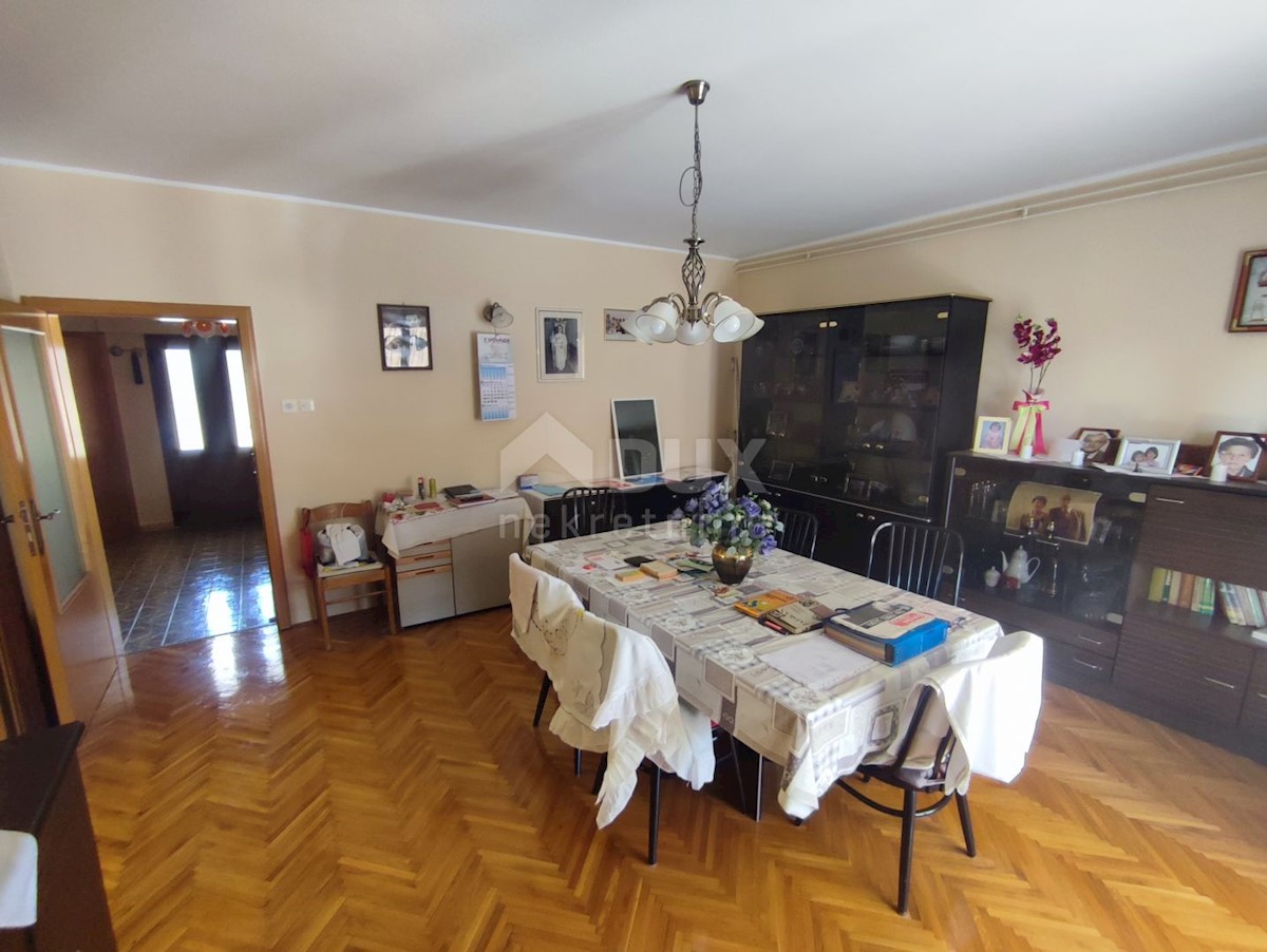 ISTRIA, PULA - Spaziosa casa di 673 m2 con vista mare