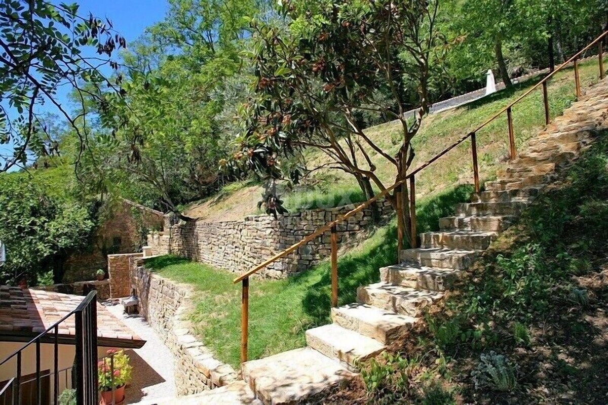 ISTRIA, OPRTALJ - Due case in pietra con vista su Montona