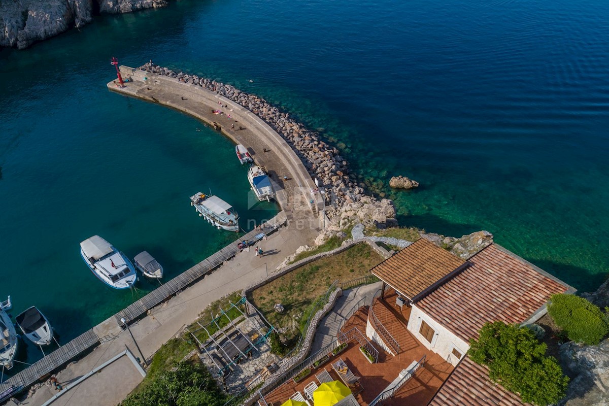 ISOLA DI KRK, VRBNIK - Attraente complesso di case in prima fila sul mare