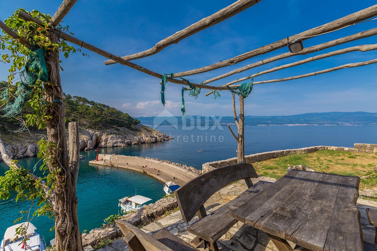 ISOLA DI KRK, VRBNIK - Attraente complesso di case in prima fila sul mare