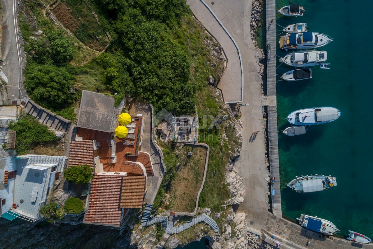 ISOLA DI KRK, VRBNIK - Attraente complesso di case in prima fila sul mare