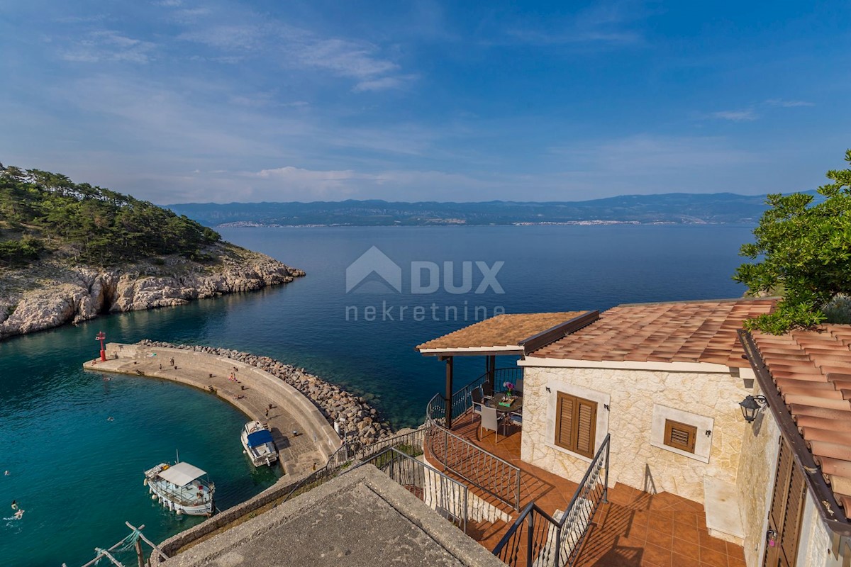 ISOLA DI KRK, VRBNIK - Attraente complesso di case in prima fila sul mare