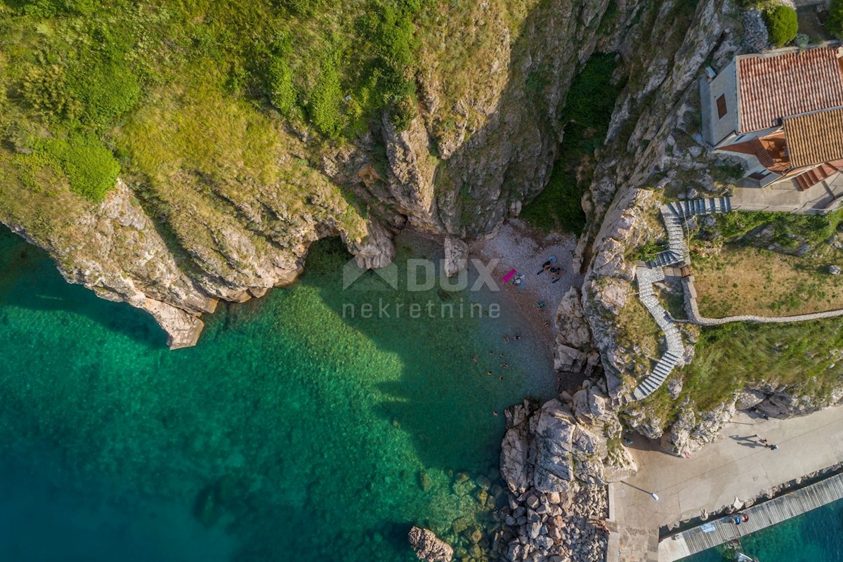 ISOLA DI KRK, VRBNIK - Attraente complesso di case in prima fila sul mare