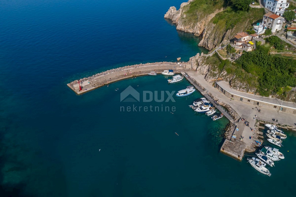 ISOLA DI KRK, VRBNIK - Attraente complesso di case in prima fila sul mare