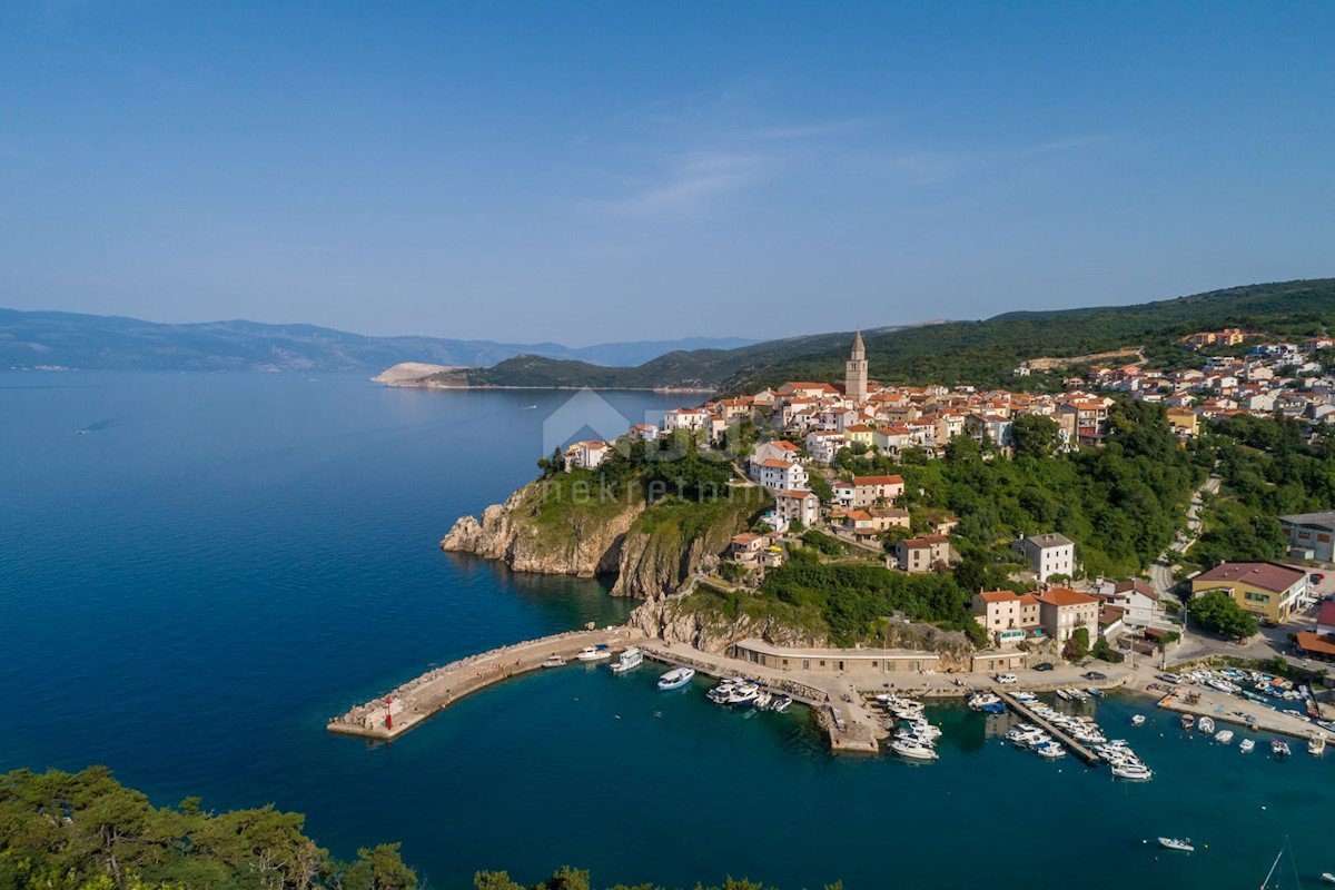 ISOLA DI KRK, VRBNIK - Attraente complesso di case in prima fila sul mare