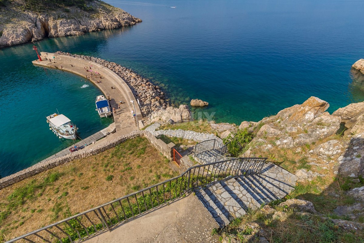 ISOLA DI KRK, VRBNIK - Attraente complesso di case in prima fila sul mare