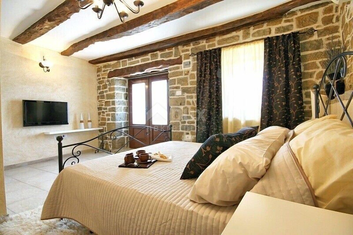 ISTRIA, OPRTALJ - Casa in pietra d'Istria con vista su Montona